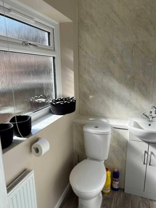 Spacious 2-Bedroom House In Stockton Heath With Free Wifi By Amazing Spaces Relocations Ltd Warrington  Exterior photo