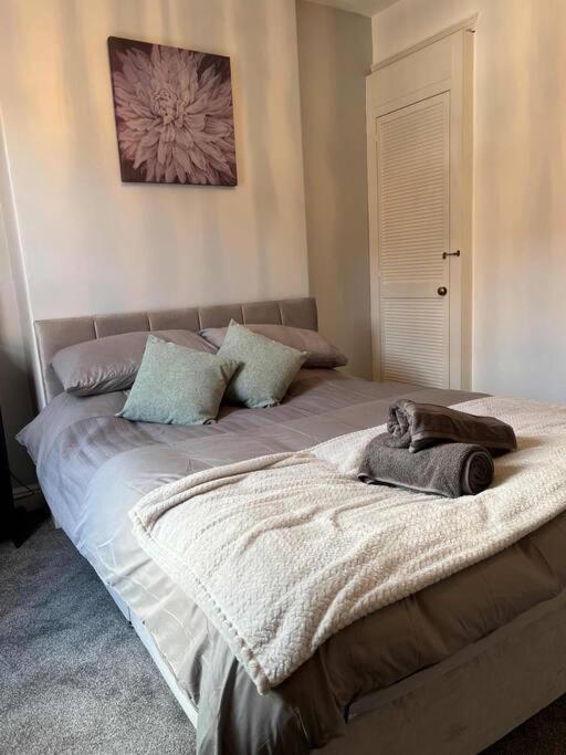 Spacious 2-Bedroom House In Stockton Heath With Free Wifi By Amazing Spaces Relocations Ltd Warrington  Exterior photo