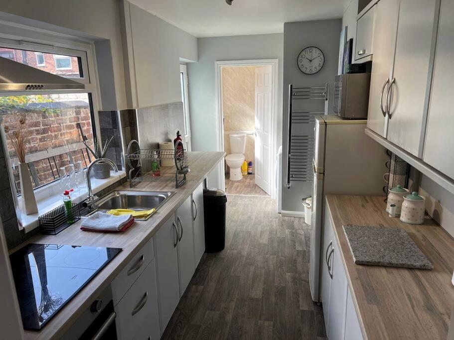 Spacious 2-Bedroom House In Stockton Heath With Free Wifi By Amazing Spaces Relocations Ltd Warrington  Exterior photo